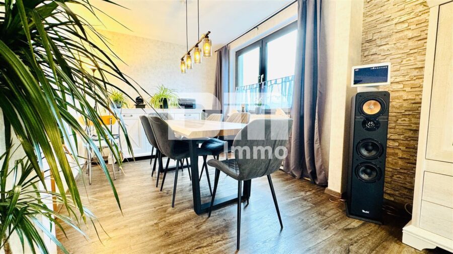 Umfangreich teilsaniertes Dreifamilienhaus mit Garage + PV Anlage und großem Garten - WE2 OG Wohn / Esszimmer / Zugang Balkon
